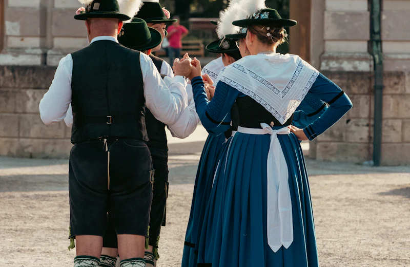 Menschen in traditioneller Tracht